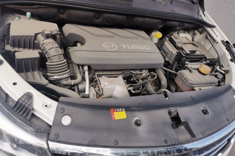 Used Baojun 730 2017 1.5T DCT Flagship Model 7 Seats China V Emission Standard Engine Bay