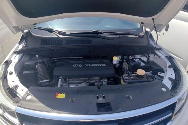 Used Baojun 730 2017 1.5T DCT Flagship Model 7 Seats China V Emission Standard Engine Bay