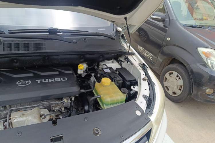 Used Baojun 730 2017 1.5T Manual Fashion Version 7 Seats China V Emission Standard Engine Bay Left