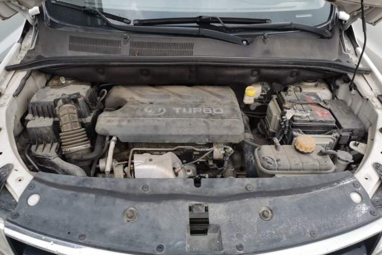 Used Baojun 730 2017 1.5T DCT Flagship Model 7 Seats China V Emission Standard Engine Bay
