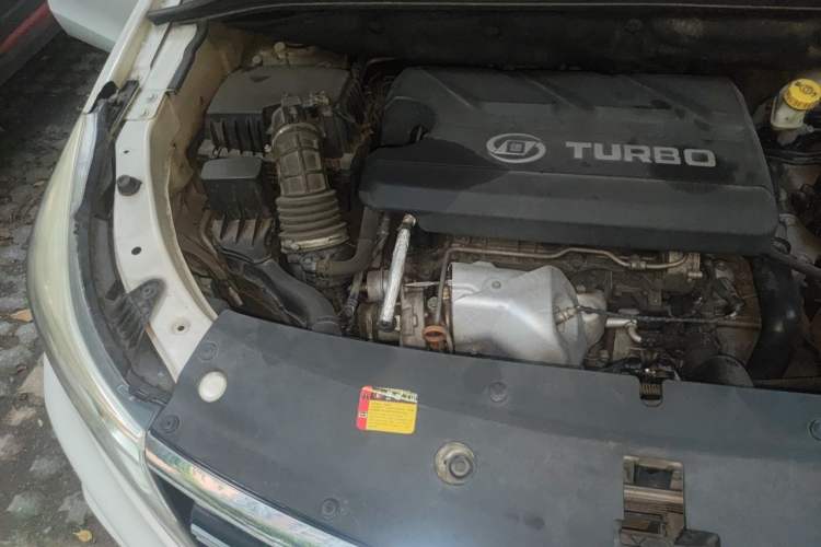 Used Baojun 730 2017 1.5T DCT Flagship Model 7 Seats China V Emission Standard Engine Bay Right