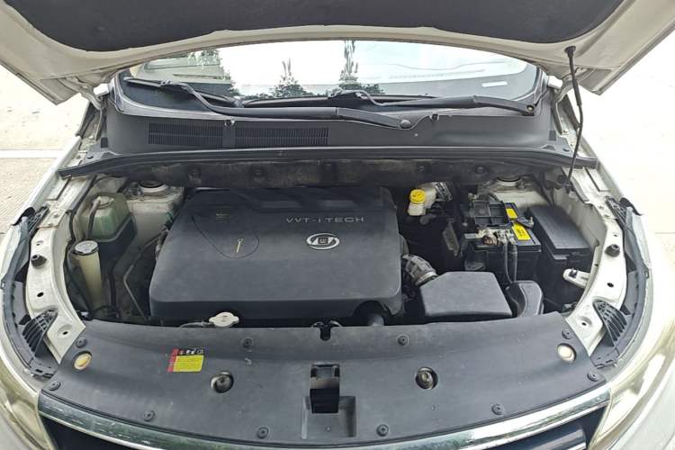 Used Baojun 730 2017 1.8L iAMT Prestige Version 7 Seats Engine Bay