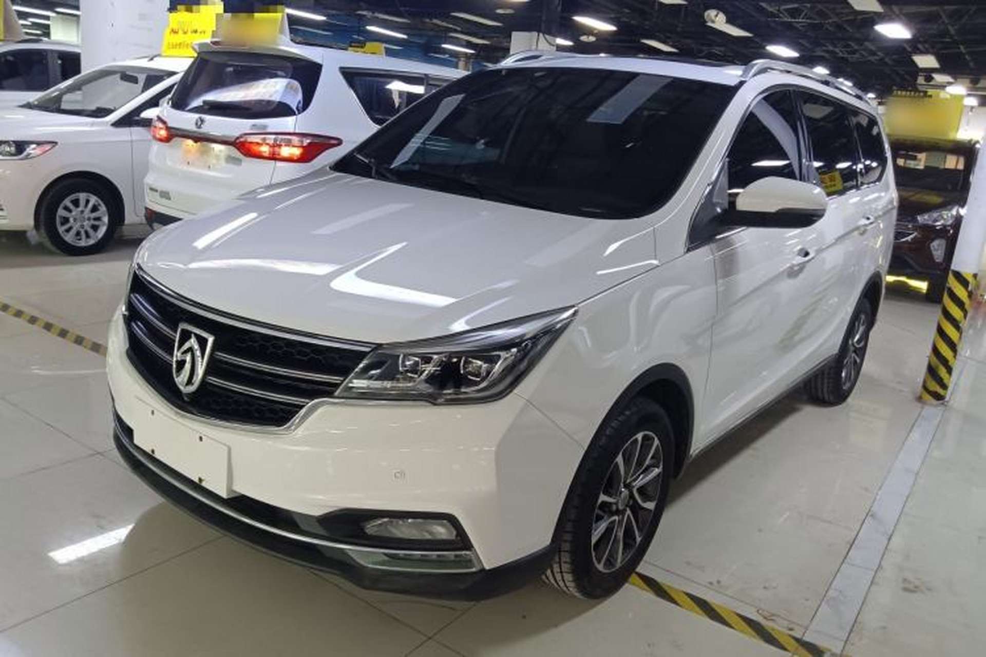 Used Baojun 730 2017 1.8L iAMT Prestige Version 7 Seats Front Left 45 Deg