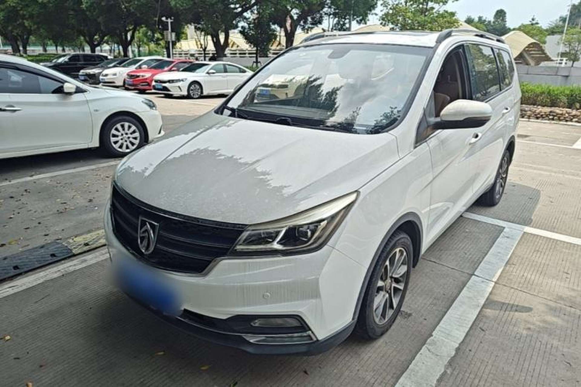 Used Baojun 730 2017 1.8L iAMT Prestige Version 7 Seats Front Left 45 Deg