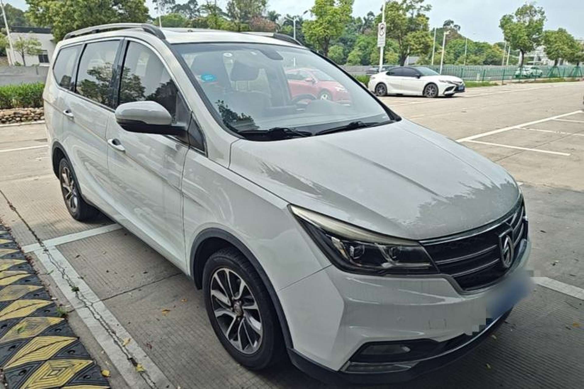 Used Baojun 730 2017 1.8L iAMT Prestige Version 7 Seats Front Right 45 Deg
