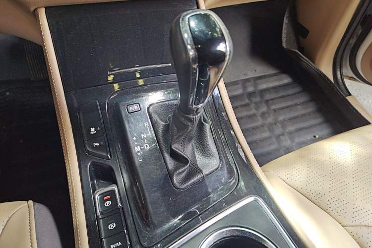 Used Baojun 730 2017 1.8L iAMT Luxury Version 7-Seater Gear Lever