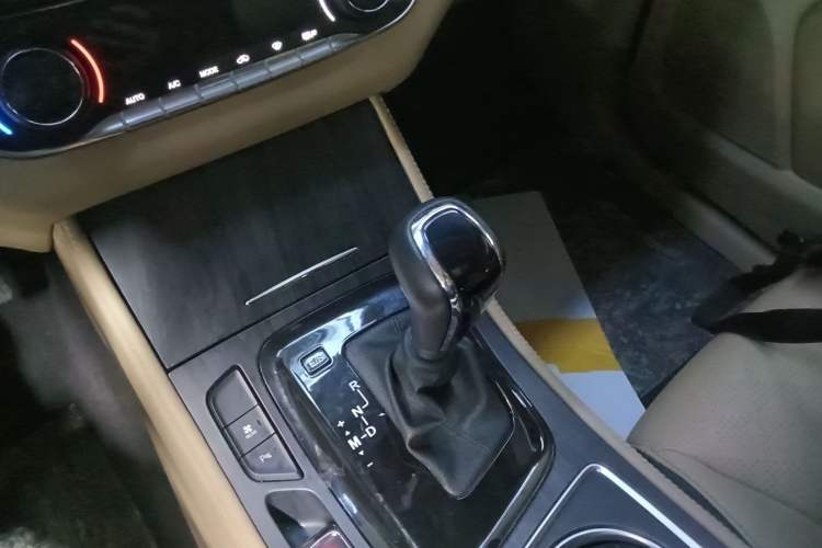 Used Baojun 730 2017 1.8L iAMT Prestige Version 7 Seats Gear Lever