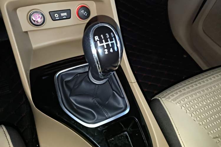 Used Baojun 730 2017 1.5T Manual Fashion Version 7 Seats China V Emission Standard Gear Lever