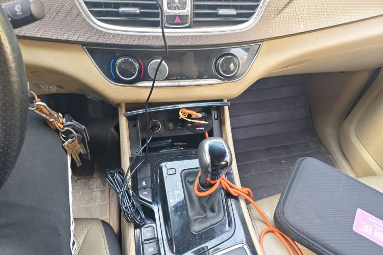 Used Baojun 730 2017 1.8L iAMT Luxury Version 7-Seater Gear Lever