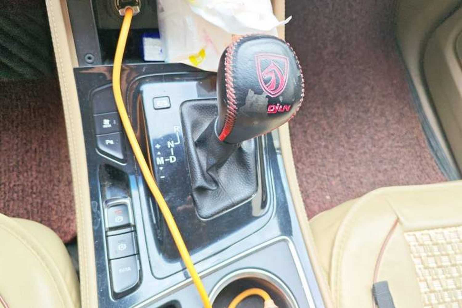 Used Baojun 730 2017 1.8L iAMT Luxury Version 7-Seater Gear Lever