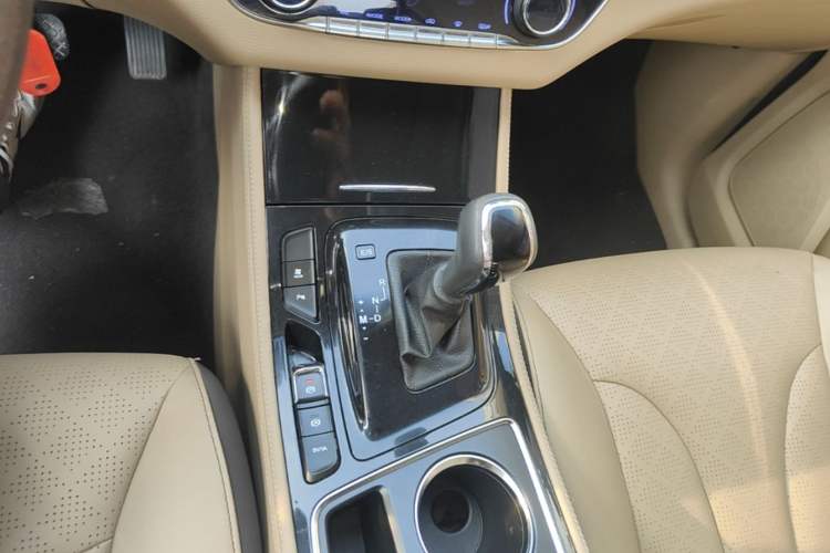Used Baojun 730 2017 1.8L iAMT Luxury Version 7-Seater Gear Lever