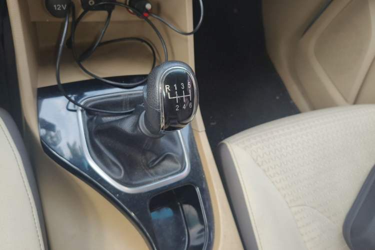Used Baojun 730 2017 1.5T Manual Fashion Version 7 Seats China V Emission Standard Gear Lever
