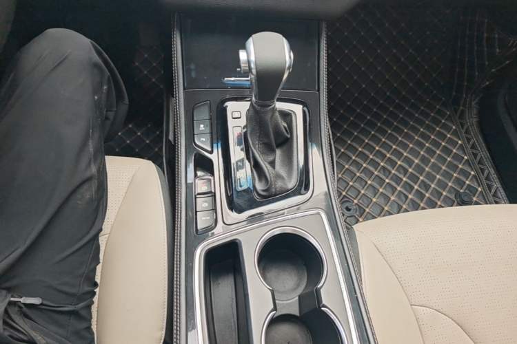 Used Baojun 730 2017 1.5T DCT Fashion Edition 7-Seater China V Emission Standard Gear Lever