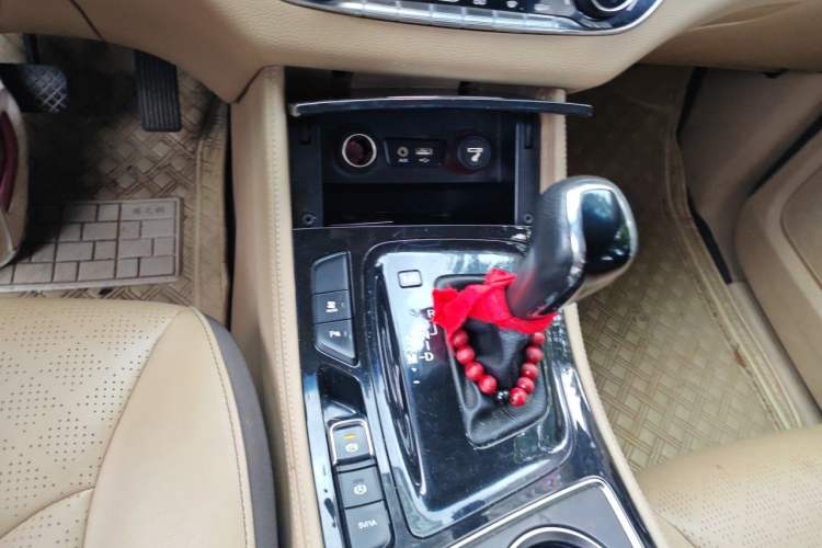 Used Baojun 730 2017 1.8L iAMT Luxury Version 7-Seater Gear Lever