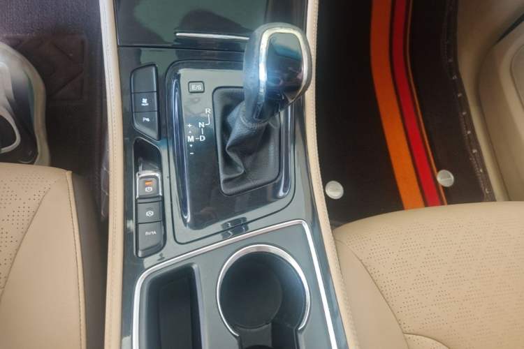 Used Baojun 730 2017 1.8L iAMT Luxury Version 7-Seater Gear Lever