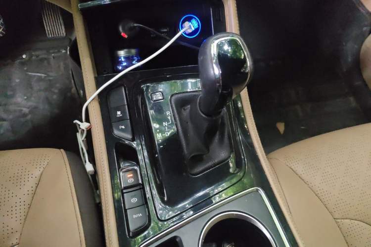 Used Baojun 730 2017 1.8L iAMT Luxury Version 7-Seater Gear Lever