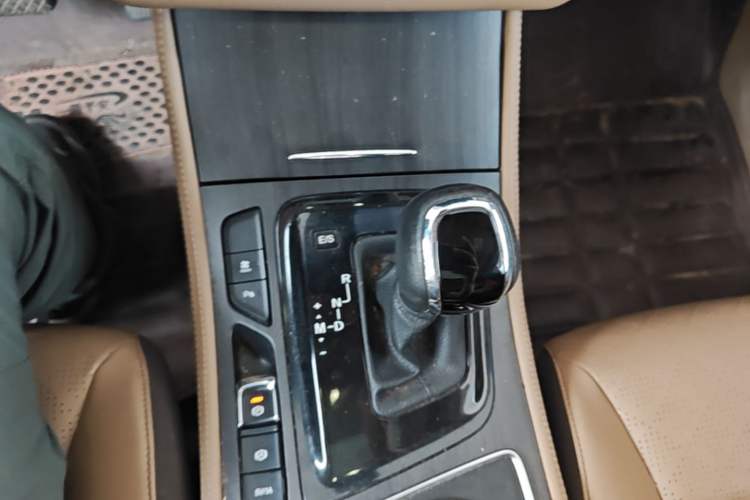 Used Baojun 730 2017 1.8L iAMT Prestige Version 7 Seats Gear Lever