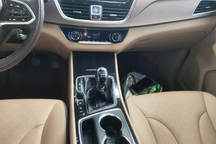 Used Baojun 730 2017 1.5T Manual Luxury Version 7 Seats Gear Lever
