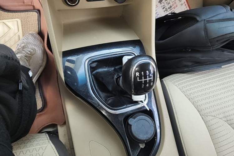 Used Baojun 730 2017 1.5T Manual Fashion Version 7 Seats China V Emission Standard Gear Lever