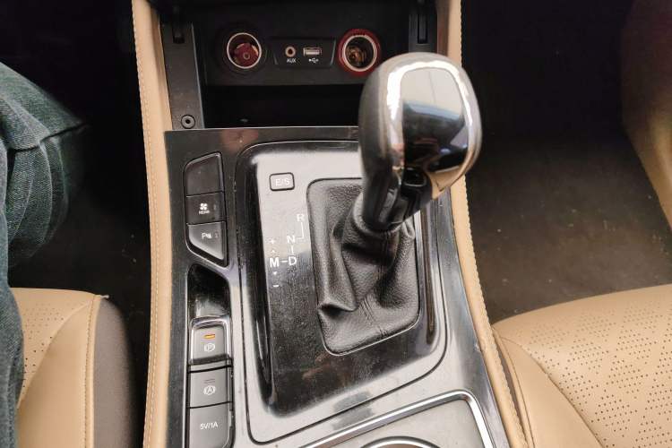 Used Baojun 730 2017 1.8L iAMT Luxury Version 7-Seater Gear Lever