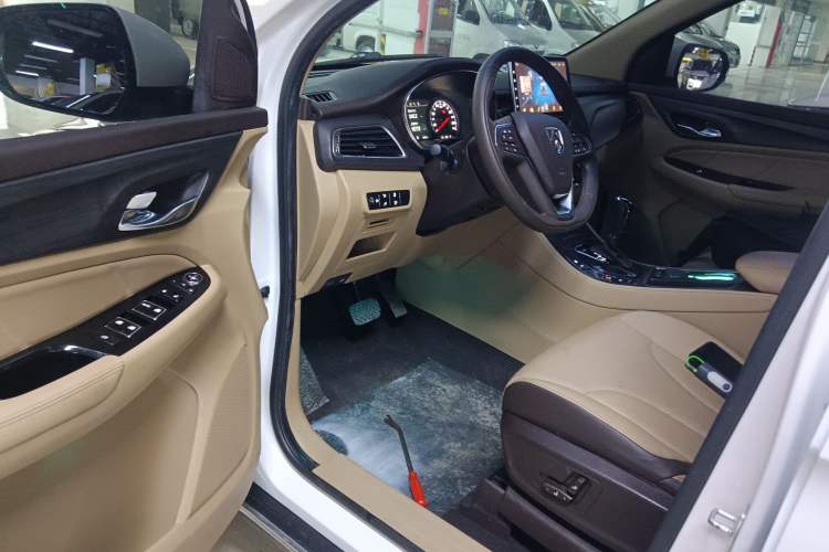 Used Baojun 730 2017 1.8L iAMT Prestige Version 7 Seats Interior 3