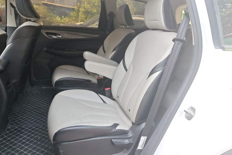 Used Baojun 730 2017 1.5T DCT Fashion Edition 7-Seater China V Emission Standard Left Rear Seat