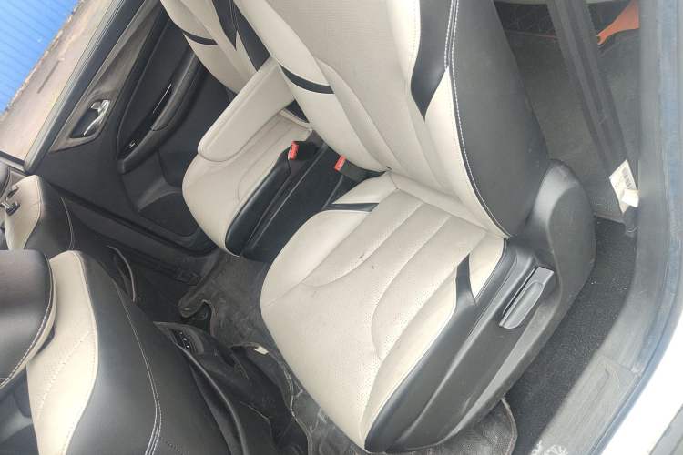 Used Baojun 730 2017 1.5T DCT Fashion Edition 7-Seater China V Emission Standard Left Rear Seat