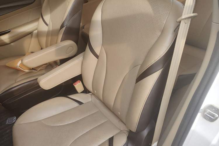 Used Baojun 730 2017 1.8L iAMT Prestige Version 7 Seats Left Rear Seat