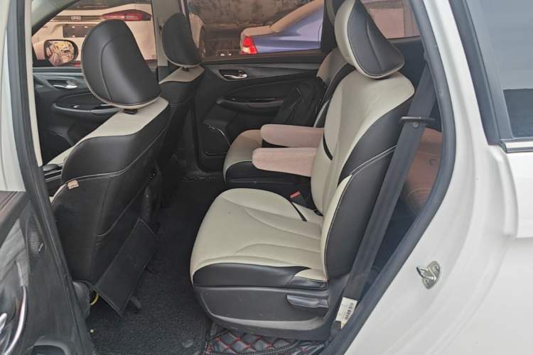 Used Baojun 730 2017 1.5T DCT Flagship Model 7 Seats China V Emission Standard Left Rear Seat