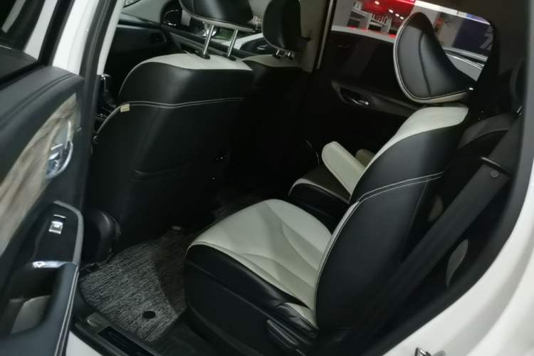 Used Baojun 730 2017 1.5T DCT Flagship Model 7 Seats China V Emission Standard Left Rear Seat