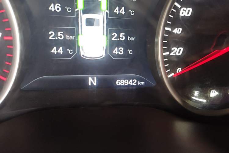 Used Baojun 730 2017 1.8L iAMT Luxury Version 7-Seater Odometer Close Up