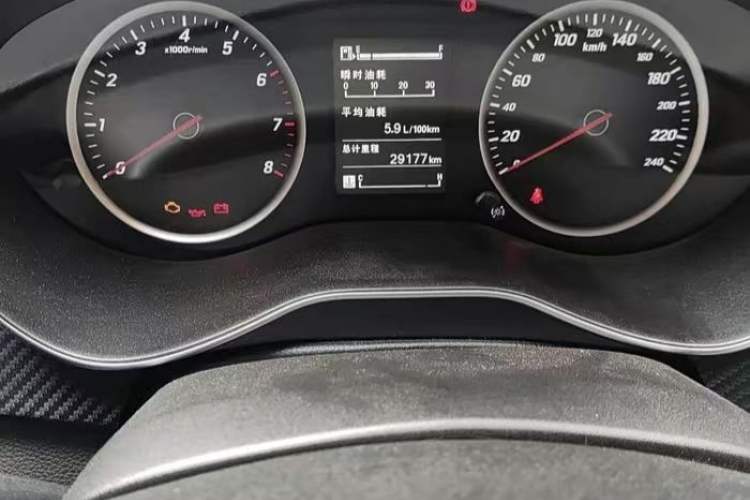 Used Baojun 730 2017 1.5T Manual Fashion Version 7 Seats China V Emission Standard Odometer Close Up