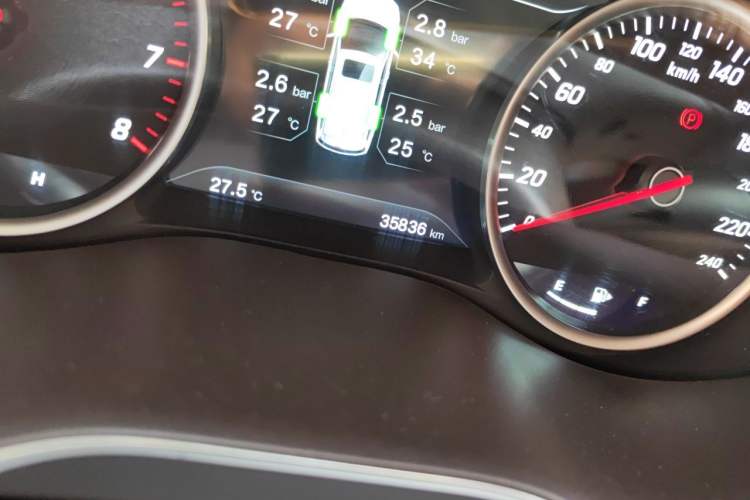 Used Baojun 730 2017 1.5T Manual Prestige Version 7 Seats Odometer Close Up