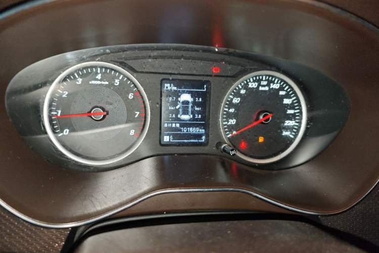 Used Baojun 730 2017 1.5T Manual Fashion Version 7 Seats China V Emission Standard Odometer Close Up