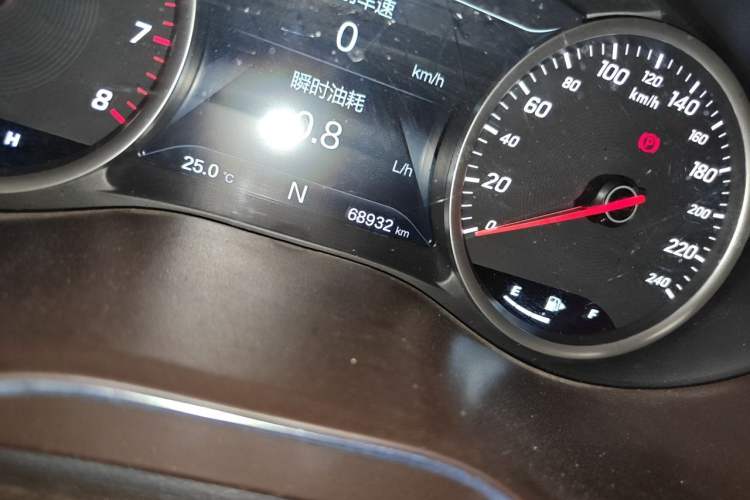 Used Baojun 730 2017 1.8L iAMT Prestige Version 7 Seats Odometer Close Up