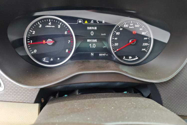 Used Baojun 730 2017 1.8L iAMT Luxury Version 7-Seater Odometer Close Up