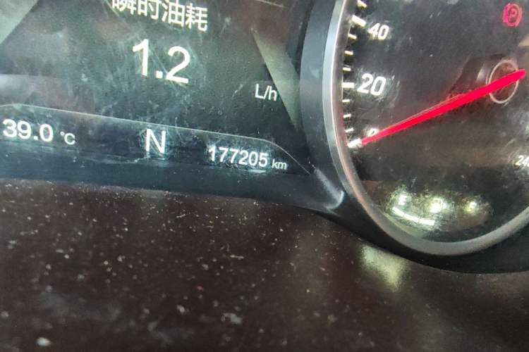 Used Baojun 730 2017 1.8L iAMT Prestige Version 7 Seats Odometer Close Up