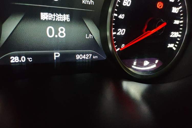 Used Baojun 730 2017 1.5T DCT Flagship Model 7 Seats China V Emission Standard Odometer Close Up