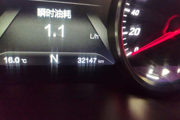 Used Baojun 730 2017 1.8L iAMT Prestige Version 7 Seats Odometer Close Up