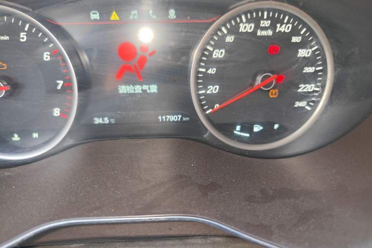 Used Baojun 730 2017 1.5T Manual Prestige Version 7 Seats Odometer Close Up