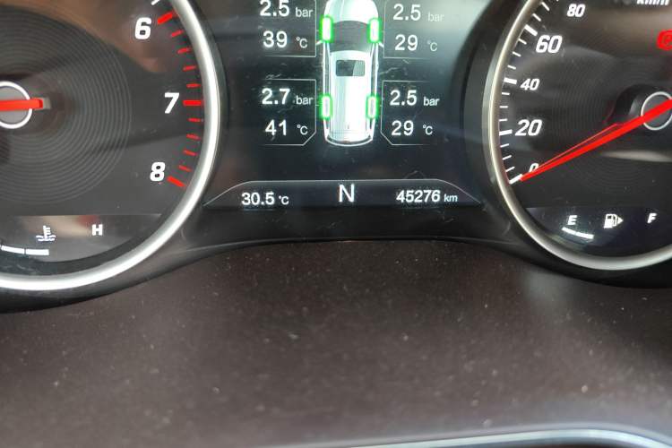 Used Baojun 730 2017 1.8L iAMT Prestige Version 7 Seats Odometer Close Up