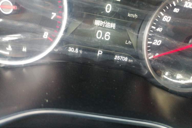 Used Baojun 730 2017 1.5T DCT Flagship Model 7 Seats China V Emission Standard Odometer Close Up