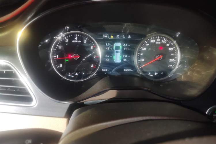 Used Baojun 730 2017 1.5T Manual Prestige Version 7 Seats Odometer Close Up
