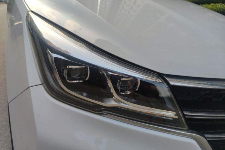 Used Baojun 730 2017 1.5T DCT Flagship Model 7 Seats China V Emission Standard Right Front Headlight