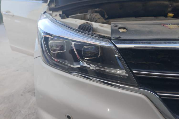 Used Baojun 730 2017 1.5T Manual Prestige Version 7 Seats Right Front Headlight