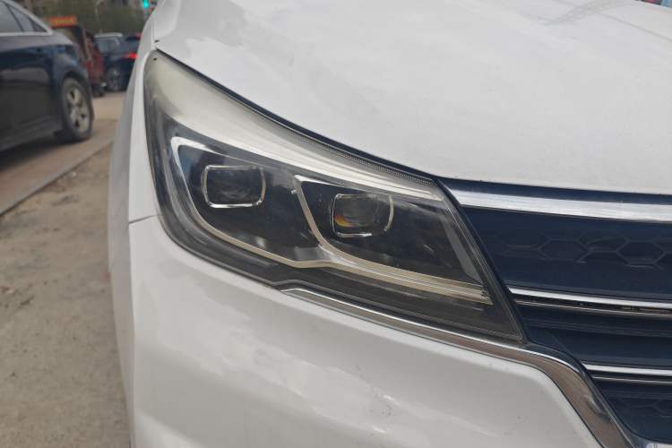Used Baojun 730 2017 1.5T Manual Prestige Version 7 Seats Right Front Headlight