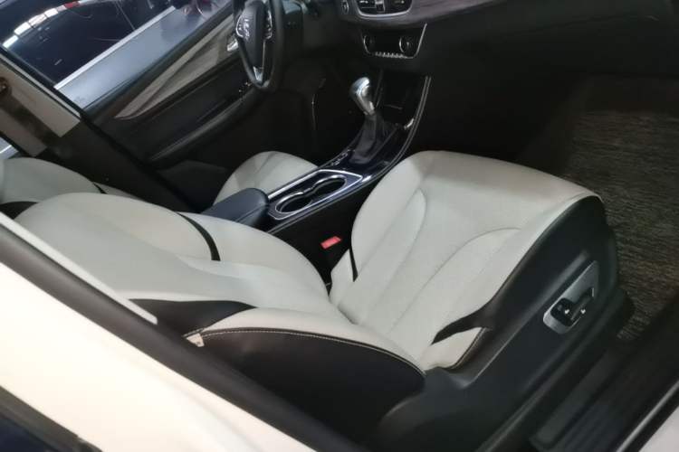 Used Baojun 730 2017 1.5T DCT Flagship Model 7 Seats China V Emission Standard Right Front Seat