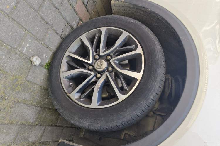 Used Baojun 730 2017 1.8L iAMT Luxury Version 7-Seater Right Front Wheel Hub