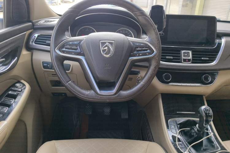 Used Baojun 730 2017 1.5T Manual Luxury Version 7 Seats Steering Wheel