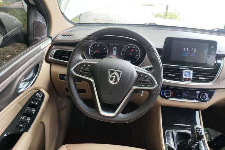 Used Baojun 730 2017 1.5T Manual Luxury Version 7 Seats Steering Wheel